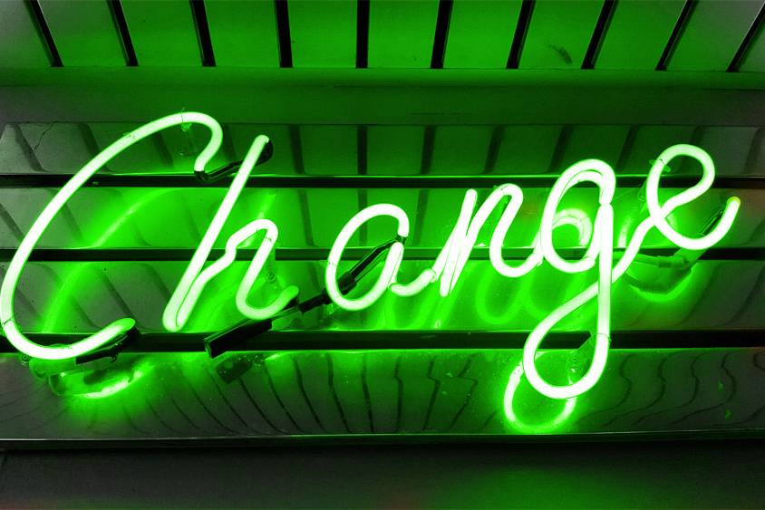 Sinnbild für unternehmerische und menschliche Veränderungen, Umdenken und den notwendigen Wechsel in Krisenzeiten. Es zeigt ein grün leuchtendes Neonschild mit dem Wort »Change«. Grün ist die Farbe der Hoffnung. Krise ist also auch immer eine Chance, aus der Erfolg und Stärke entstehen können.